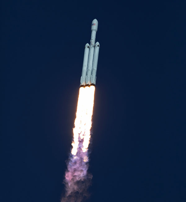 Falcon_Heavy_clearing_the_tower_600w